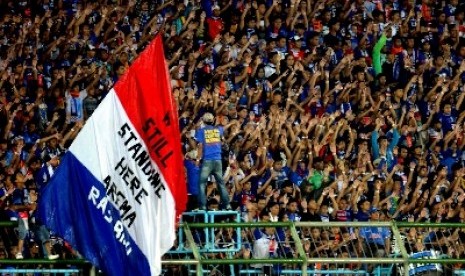 Aremania memadati stadion di Stadion Kanjuruhan, Malang, Ahad (8/12).