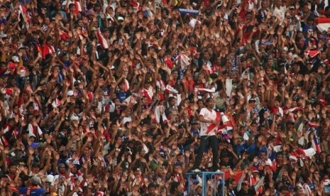 Aremania saat menyaksikan laga tim kesayangan mereka Arema.