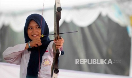 Pengunjung mencoba memanah di ara khusus memanah dalam pameran Islamic Book Fair (IBF) di Istora Senayan Jakarta, Selasa (1/3). Memanah merupakan salah satu olahraga yang direkomendasikan oleh Nabi Muhammad SAW.