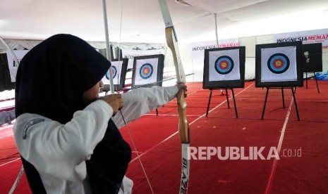 Arena Memanah Pengunjung mencoba memanah di ara khusus memanah dalam pameran Islamic Book Fair (IBF) di Istora Senayan Jakarta, Selasa (1/3).