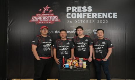 Arfa Thohir (kedua kanan) dan Gading Marten (kedua kiri) dalam konferensi pers Turnamen E-Sports Celebrity Superstars Battle, Senin (26/10).