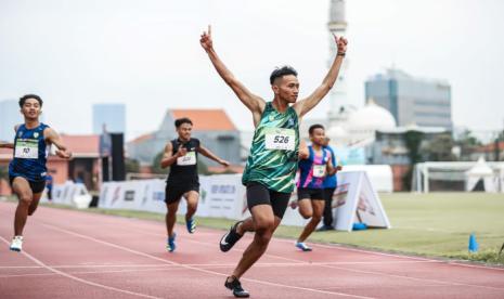 Arfiansyah Adi Yuliarta, siswa SMA Hang Tuah 1 Surabaya mencatatkan rekor nasional Energen Champion SAC Indonesia nomor 100 meter dengan catatan waktu 10,86 detik pada final East Java Qualifiers di Lapangan Atletik THOR, Surabaya, Ahad (10 Desember 2023).