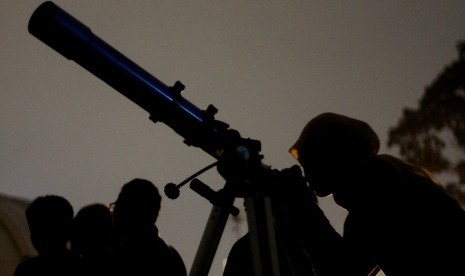 arga melihat Gerhana Bulan Parsial melalui teropong di Planetarium, Jakarta.