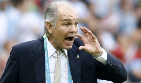 Argentina's coach Alejandro Sabella reacts during the 2014 World Cup Group F soccer match against Nigeria at the Beira Rio stadium in Porto Alegre June 25, 2014.