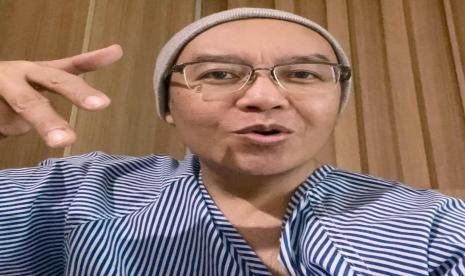 Ari Lasso mengunggah foto yang memperlihatkan dirinya gundul setelah menjalani pengobatan kemoterapi. 