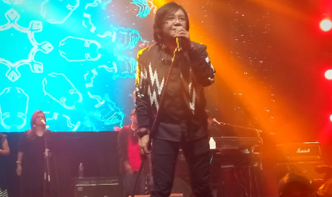  Ari Lasso saat tampil dalam konser 