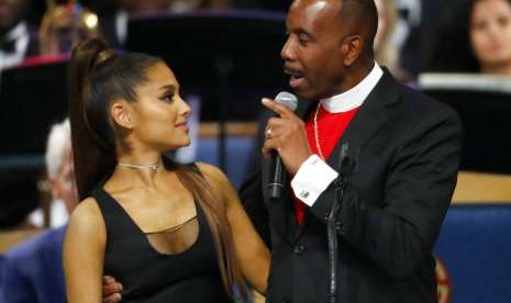 Ariana Grande menghibur di pemakaman penyanyi Aretha Franklin.