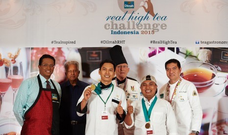 Arie Yulianto dan Yuli dari Hotel Shangri-La Surabaya berfoto bersama panel juri Dilmah Real High Tea Challenge di Jakarta.