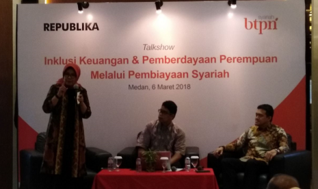 Arief Ismail Direktur BTPN Syariah dan Hendri Saparini pendiri dan Direktur Eksekutif CORE Indonesian, dengan moderator Elba Damhuri yang juga Redaktur Pelaksana Republika Online (ROL).