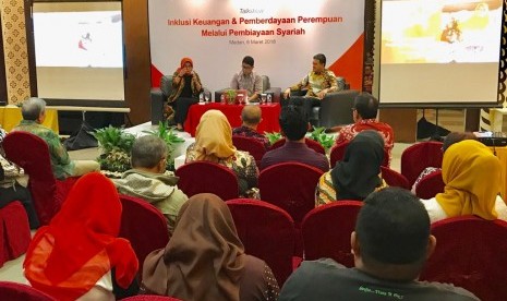 Arief Ismail Direktur BTPN Syariah dan Hendri Saparini pendiri dan Direktur Eksekutif CORE Indonesian, dengan moderator Elba Damhuri yang juga Redaktur Pelaksana Republika Online (ROL).