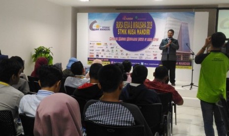 Arif Hidayat, wakil Ketua Bidang Non Akademik STMIK Nusa Mandiri saat menyampaikan sambutannya di acara bursa kerja dan wirausaha 2019.