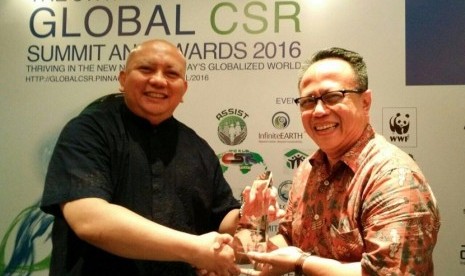 Arif Mujahidin, Head of Corporate Affairs Sarihusada (kanan) menerima penghargaan di ajang Global CSR Awards 2016