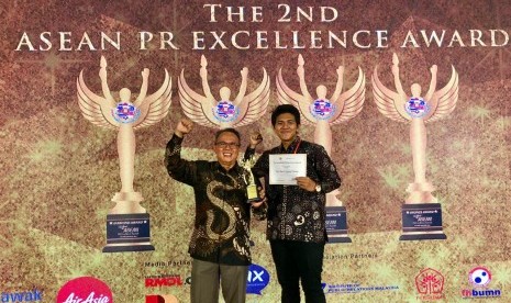 Arif Mujahidin (kiri) selaku Corporate Affairs Director Danone Indonesia mewakili Danone Indonesia saat pemberian pernghargaan Best Public Relations (PR) Campaign, Gold Category dalam ajang PR Excellent Award 2019 di Kuching, Malaysia pada Selasa (29/4) lalu.