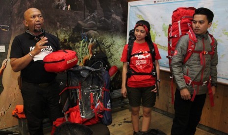 Arif Rachaman Husen, marketing communication manager Eiger, menjelaskan produk eiger saat konferensi pers belum lama ini.