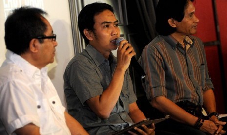 Arif Ramadhoni (center), the representative of the Big Daddy, speaks during a press conference in Jakarta, Friday.   