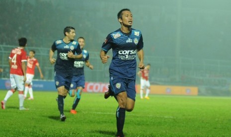 Arif Suyono merayakan golnya ke gawang Bali United