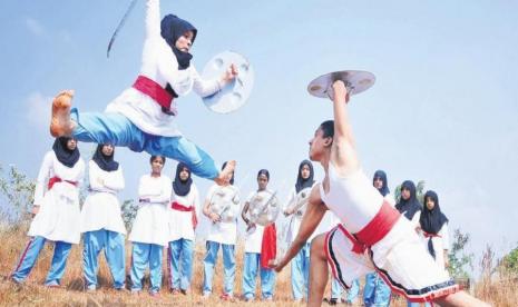 Arifa Kodiyil, Petarung Berjilbab dari Kerala yang Disegani. Arifa Kodiyil, perempuan berjilbab yang menguasai seni bela diri tradisional Kalaripayattu dari Kerala, India.