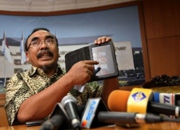 Arifinto menunjukan Tablet PC yang digunakannya untuk membuka video porno dalam sidang DPT, dalam jumpa pers di gedung DPR, Jumat (8/4). 