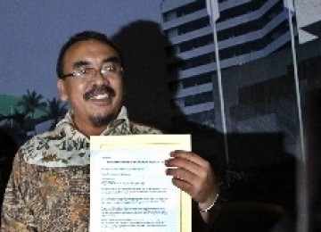 Arifinto menunjukkan surat pengunduran dirinya.