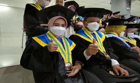 Aris Supriyanto, S.Tr.Kes dan sang istri Sri Dwiyandari, S.Tr.Kes, suami istri tenaga kesehatan asal Banjarnegara yang berhasil wisuda bersama di UMP, Sabtu (24/9/22).