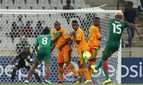 Aristide Bance (kanan), pemain timnas Burkina Faso, melepaskan tendangan bebas saat menghadapi juara bertahan Zambia di laga terakhir Grup C Piala Afrika 2013 di Stadion Mbombela, Nelspruit, Afrika Selatan, Selasa (29/1). 