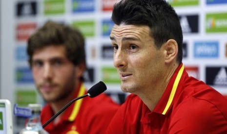 Aritz Aduriz (kanan).