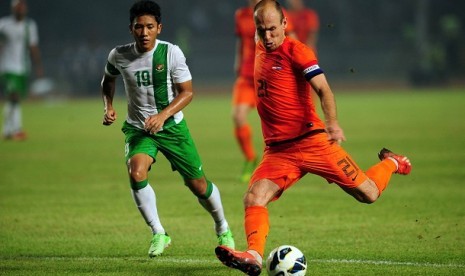 Arjen Robben (21), saling berebut bola saat laga persahabatan Indonesia vs Belanda di Stadion Gelora Bung Karno, Senayan, Jakarta, Jumat (7/6). 