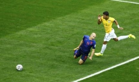 Arjen Robben dijatuhkan Kapten Brasil, Thiago Silva.