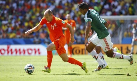 Arjen Robben of the Netherlands (L) fights for the ball with Mexico's Francisco Rodriguez during their 2014 World Cup round of 16 game at the Castelao arena in Fortaleza June 29, 2014