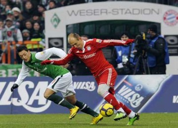 Arjen Robben (merah).