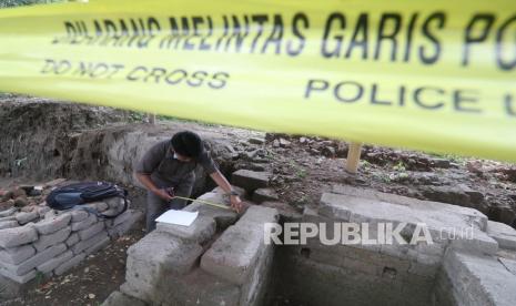 Arkeolog Balai Pelestarian Cagar Budaya (BPCB) Jawa Timur melakukan observasi pada temuan struktur bangunan kuno di Desa Menang, Kediri, Jawa Timur, Senin (13/9/2021). Observasi pada stuktur bangunan yang diperkirakan tempat pentirtaan era kerajaan Kadiri tersebut dilakukan sebagai langkah awal ekskavasi. 