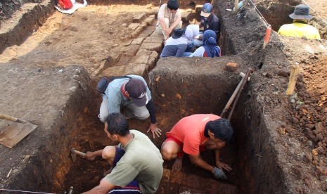 Arkeolog dari tim Balai Pelestarian Cagar Budaya (BPCB) Trowulan melakukan eskavasi pada struktur bata kuno yang ditemukan di Situs Pendem, Batu, Jawa Timur, Sabtu (14/12/2019).