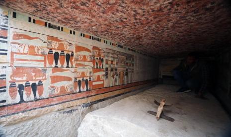  Arkeolog Mesir menunjukkan sosok dalam makam di area Saqqara dekat Giza, Mesir, 19 Maret 2022. Lima makam mesir Kuno ditemukan di Saqqara saat ekskavasi.  