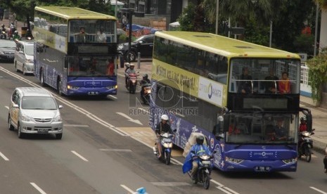 Some double decker buses pass in Hotel Indonesia roundabout in Jakarta. (File photo)