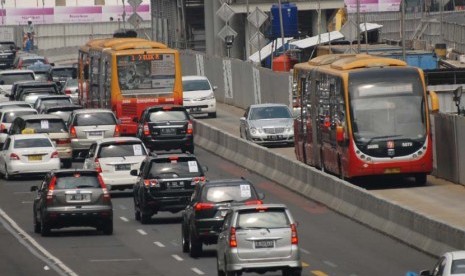 Armada Bus Transjakarta berjalan di jalur Contraflow saat melintasi Jalan MH Thamrin, Jakarta Pusat, Rabu (4/5).