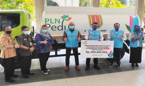 Armada mobil tangki bantuan PLN Peduli yang diserahkan di halaman Balai Kota Semarang, Selasa (7/7). Guna mendukung upaya penanganan dan pencegahan pandemi Korona PLN Unit Induk Distribusi (UID) Jawa Tengah dan DIY menyerahkan bantuan mobil tangki senilai Rp 400 juta kepada Pemkot Semarang.