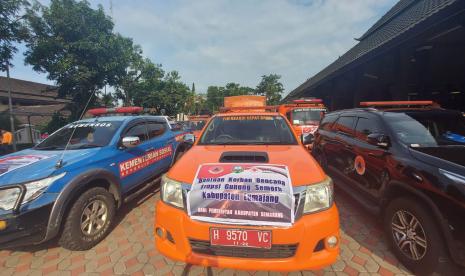 Armada pengangkut bantuan warga Kabupaten Semarang untuk masyarakat terdampak erupsi gunung Semeru, siap diberangkatkan di pendopo rumah dinas Bupati Semarang, di Ungaran, Jumat (24/12).