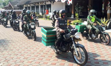 Armada penyalur bantuan Beras PPKM Darurat Babinsa dan Bhabinkamtibmas di Kabupaten Semarang dilepas dari pendopo rumah dinas Bupati Semarang, untuk menyalurkan langsung kepada Keluarga Penerima Manfaat (KPM) di Kabupaten Semarang, Senin (19/7). Bantuan Beras PPKM Darurat di Kabupaten Semarang menyasar 23.000 KPM.