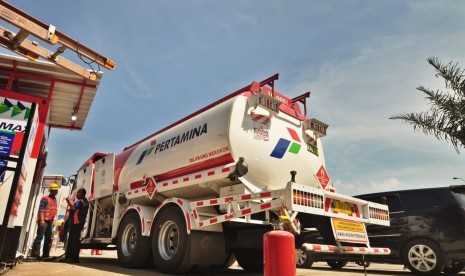 Armada storage BBM Pertamina memasok untuk kebutuhan SPBU Modular di Rest Area KM 456 A ruas tol Semarang- Solo, Jumat (31/5). Memasuki H-5 Lebaran 1440 Hijriyah, konsumsi BBM di wilayah kerja Pertamina MOR IV mengalami peningkatan 30 persen dibandingkan rata rata konsumsi normal harian. 