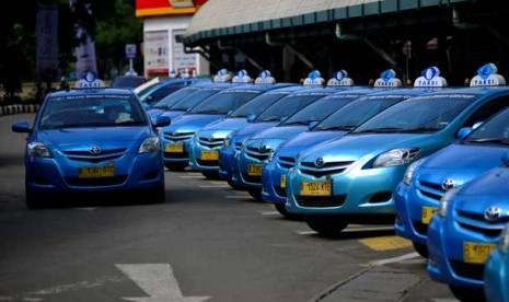 Armada taksi milik Blue Bird Grup menunggu penumpang di Stasiun Gambir, Jakarta.