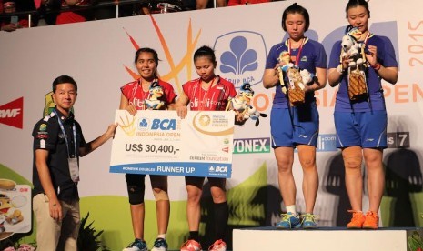 Armand Hartono (Direktur PT Bank Central Asia,Tbk) menyerahkan hadiah BCA Indonesia Open Superseries Premier (BIOSSP) 2015 kepada Nitya Krishinda Maheswari, Greysia Polii, Tian Qing, Tang Jinhua (Ki-Ka)