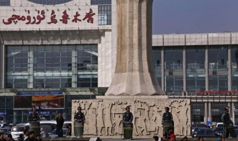 Armed police guard at the entrance of the South Railway Station, where three people were killed and 79 wounded in April's bomb and knife attack, in Urumqi, Xinjiang Uighur Autonomous region, May 2, 2014.