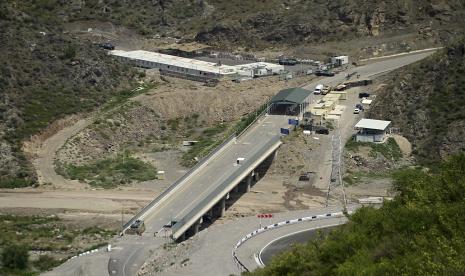 Armenia meminta agar blokade Azerbaijan terhadap Koridor Lachin--satu-satunya jalan yang menghubungkan Nagorno-Karabakh-- bisa kembali diakses.