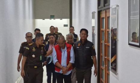 Arsan Latif eks Pj Bupati Bandung Barat resmi ditahan oleh Kejaksaan Tinggi (Kejati) Jawa Barat terhitung tanggal 15 Juli hingga 3 Agustus mendatang. Ia merupakan salah satu tersangka dalam kasus korupsi Pasar Sindang Kasih Cigasong, Kabupaten Majalengka.