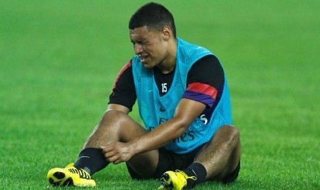 Arsenal's Alex Oxlade-Chamberlain rests during a training session in Beijing, China, Thursday, July 26, 2012. Arsenal will play Manchester City at China's National Stadium, also known as the 