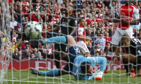 Arsenal's Alexis Sanchez (C) scores a goal against Hull during their English Premier League soccer match at the Emirates stadium in London October 18, 2014.