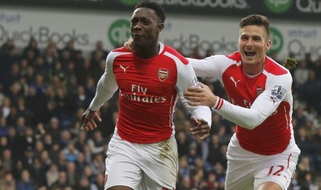 Arsenal's Danny Welbeck (L) celebrates with team-mate Olivier Giroud after scoring a goal during their English Premier League soccer match against West Bromwich Albion at The Hawthorns in West Bromwich, central England November 29, 2014. 