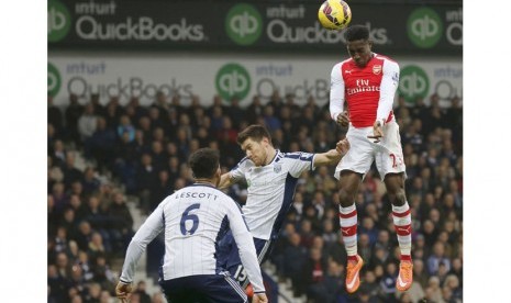 Arsenal's Danny Welbeck (R) scores a goal during their English Premier League soccer match against West Bromwich Albion at The Hawthorns in West Bromwich, central England November 29, 2014.