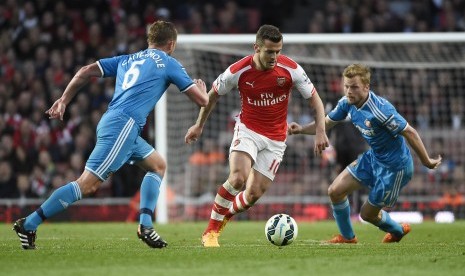 Arsenal's Jack Wilshere (C) vies for the ball against Sunderland Sebastian Larsson (R) and Lee Cattermole (L) during the English Premier League soccer match played between FC Arsenal and AFC Sunderland at the Emirates stadium in London, Britain, 20 May 201