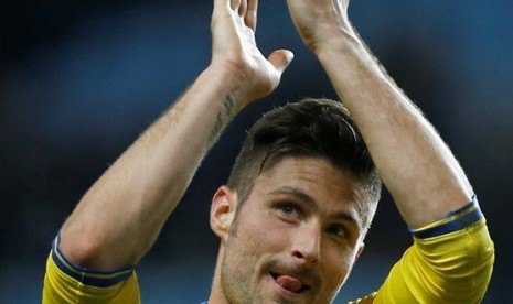 Arsenal's Oliver Giroud applauds the fans after the end of the English Premier League soccer match between Aston Villa and Arsenal at Villa Park stadium in Birmingham, England, Monday, Jan. 13, 2014. Arsenal won the match 2-1.